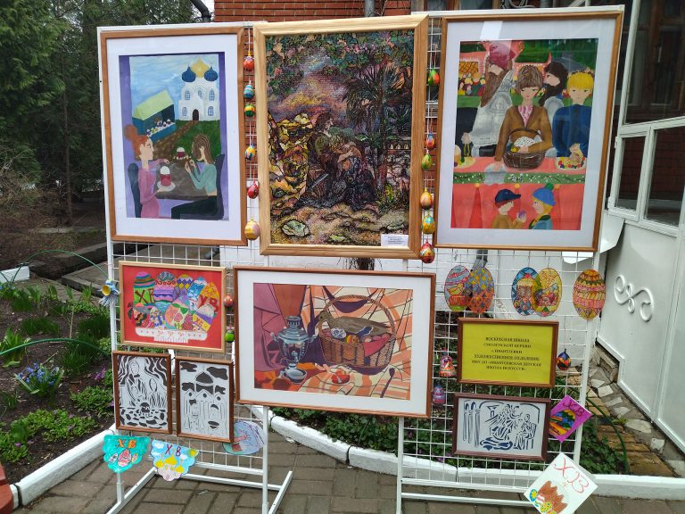 Выставка детских художественных работ во дворе Смоленского храма