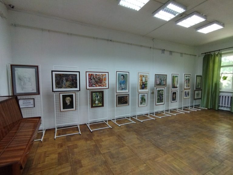 Персональная выставка работ Арины Козловой открылась в выставочном зале Художественного отеделения